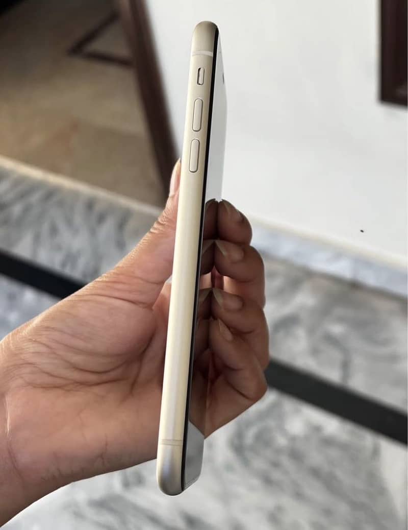 Apple iPhone 11 4