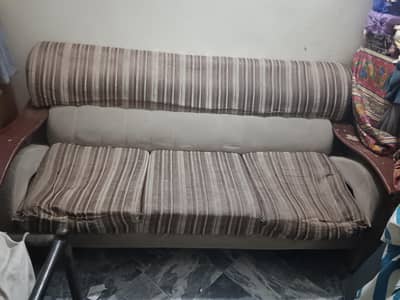 3 Seater sofa For Sale just R. s 2000