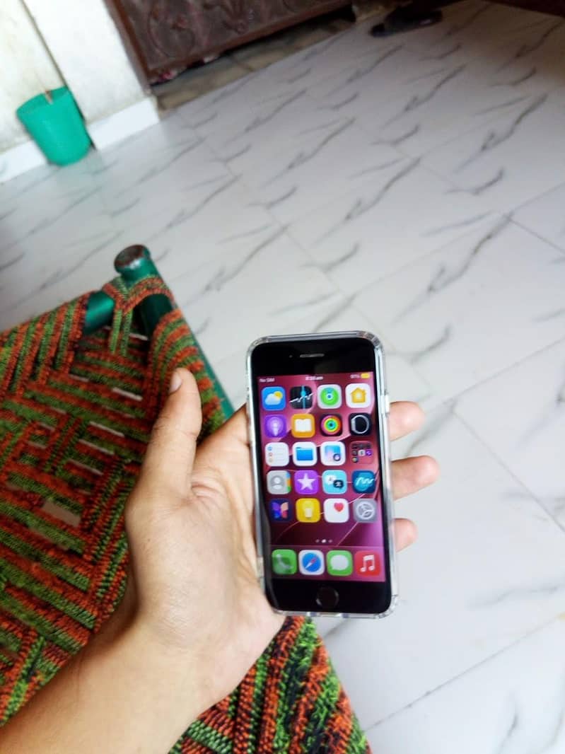 Apple iPhone SE 3 5