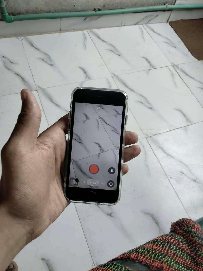 Apple iPhone SE 3 6
