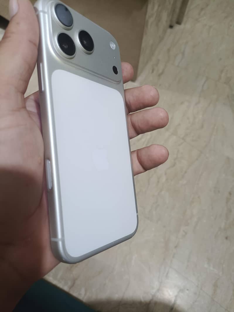 Apple iPhone 17 Pro Max 1