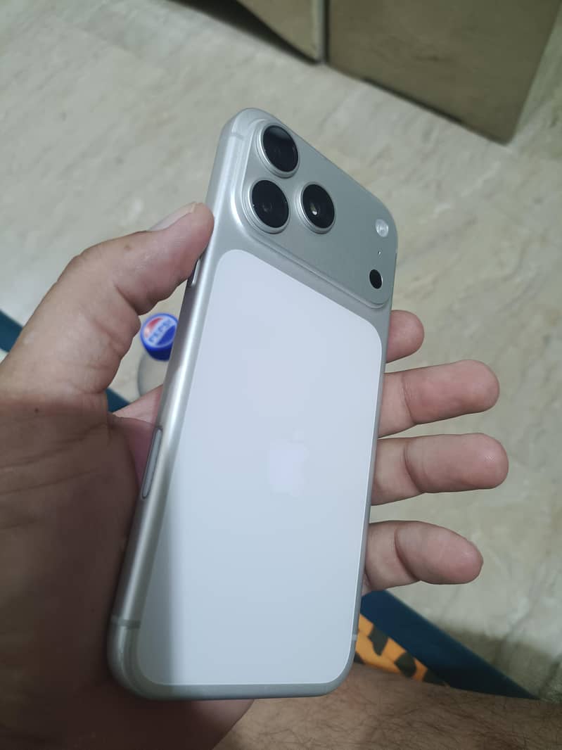 Apple iPhone 17 Pro Max 4