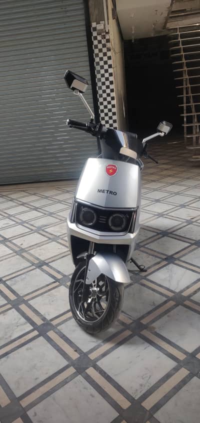 electric scooty metro M6
