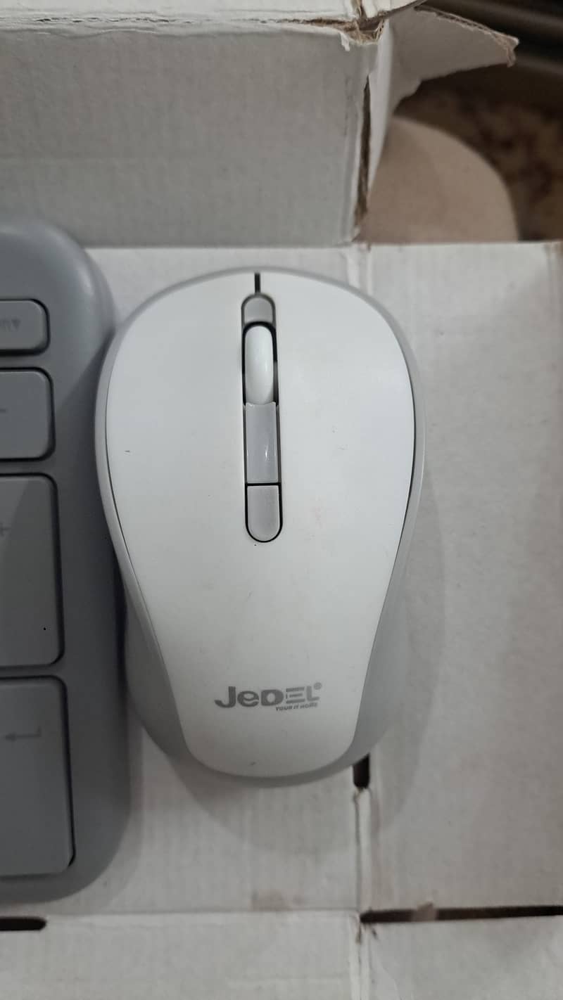 Wireless Keyboard and Mouse 4