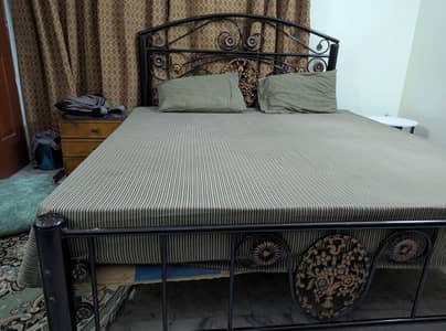 rod iron bed condition 10/10 without side table