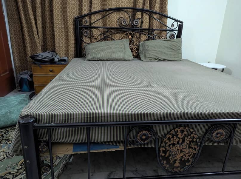 rod iron bed condition 10/10 without side table 0