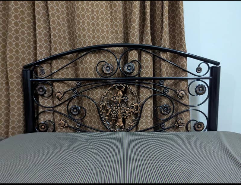 rod iron bed condition 10/10 without side table 1
