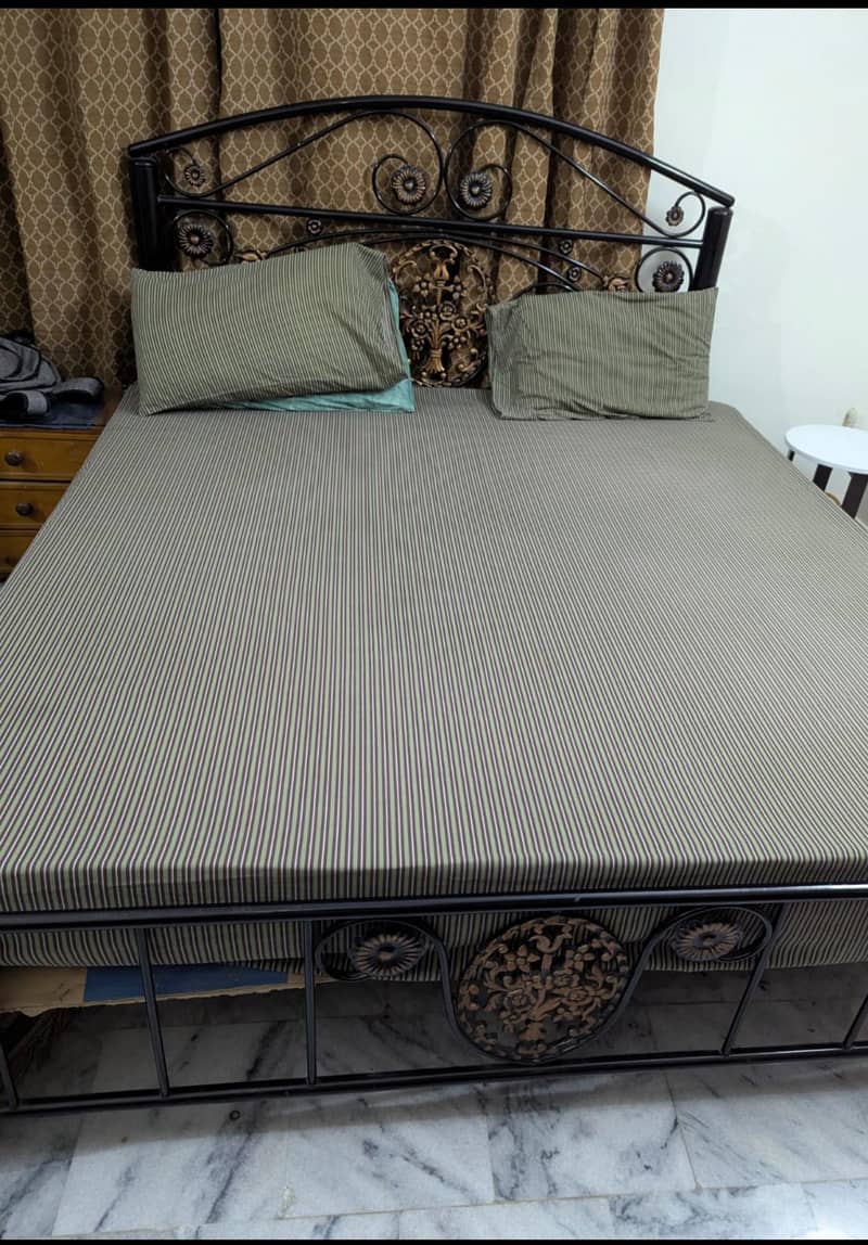 rod iron bed condition 10/10 without side table 2