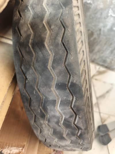 4 tyre hain use condition 10/70 behtreen use  ho sakty hain