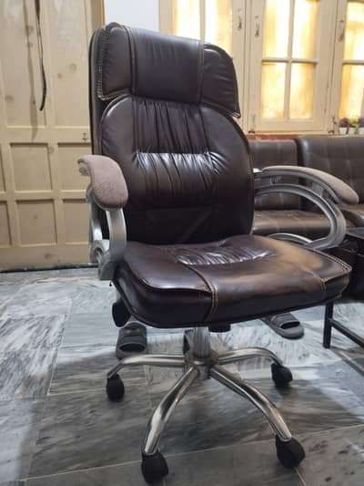 Executive, Revolving Chair in good Condition