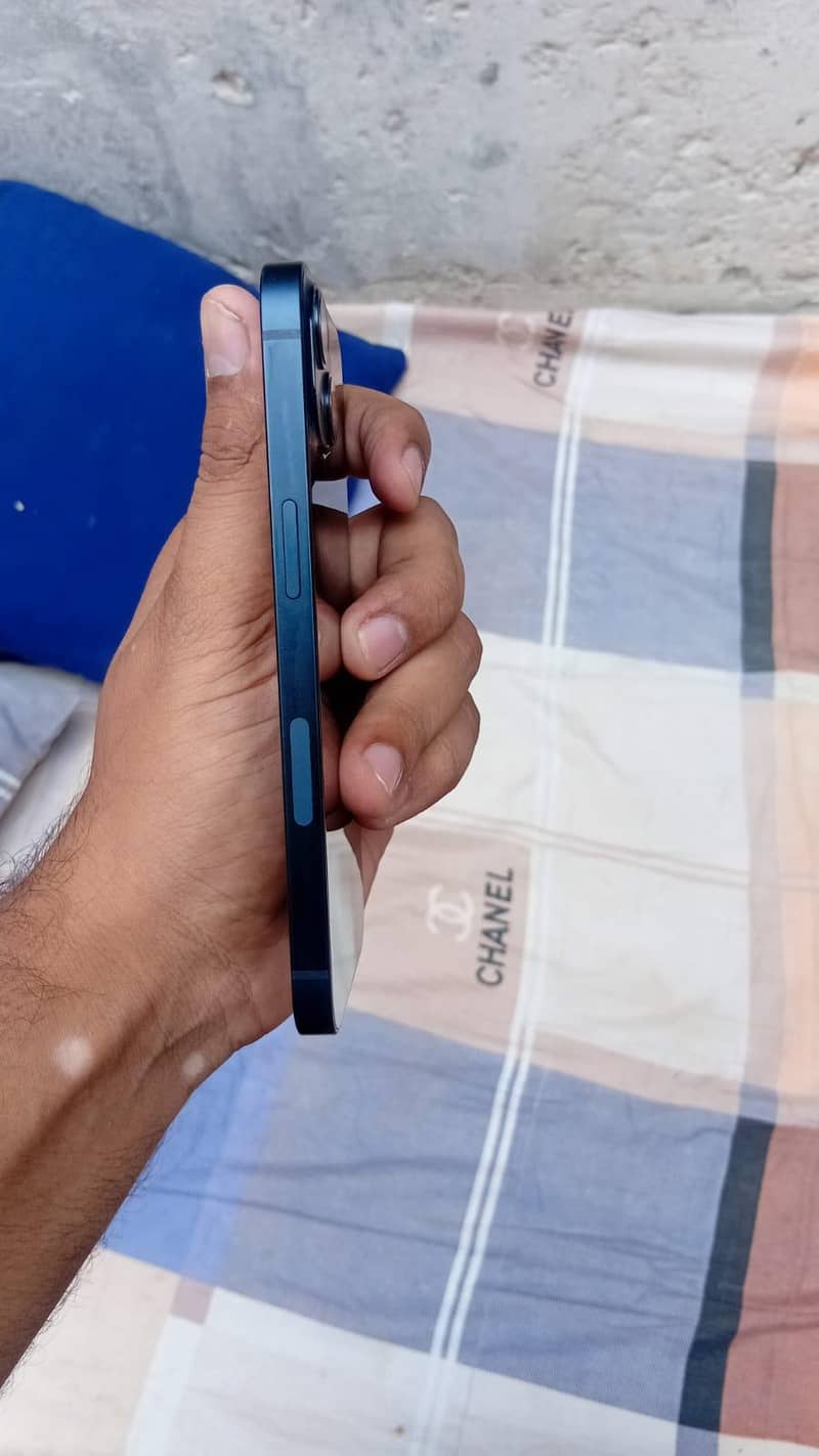 Apple iPhone 13 2
