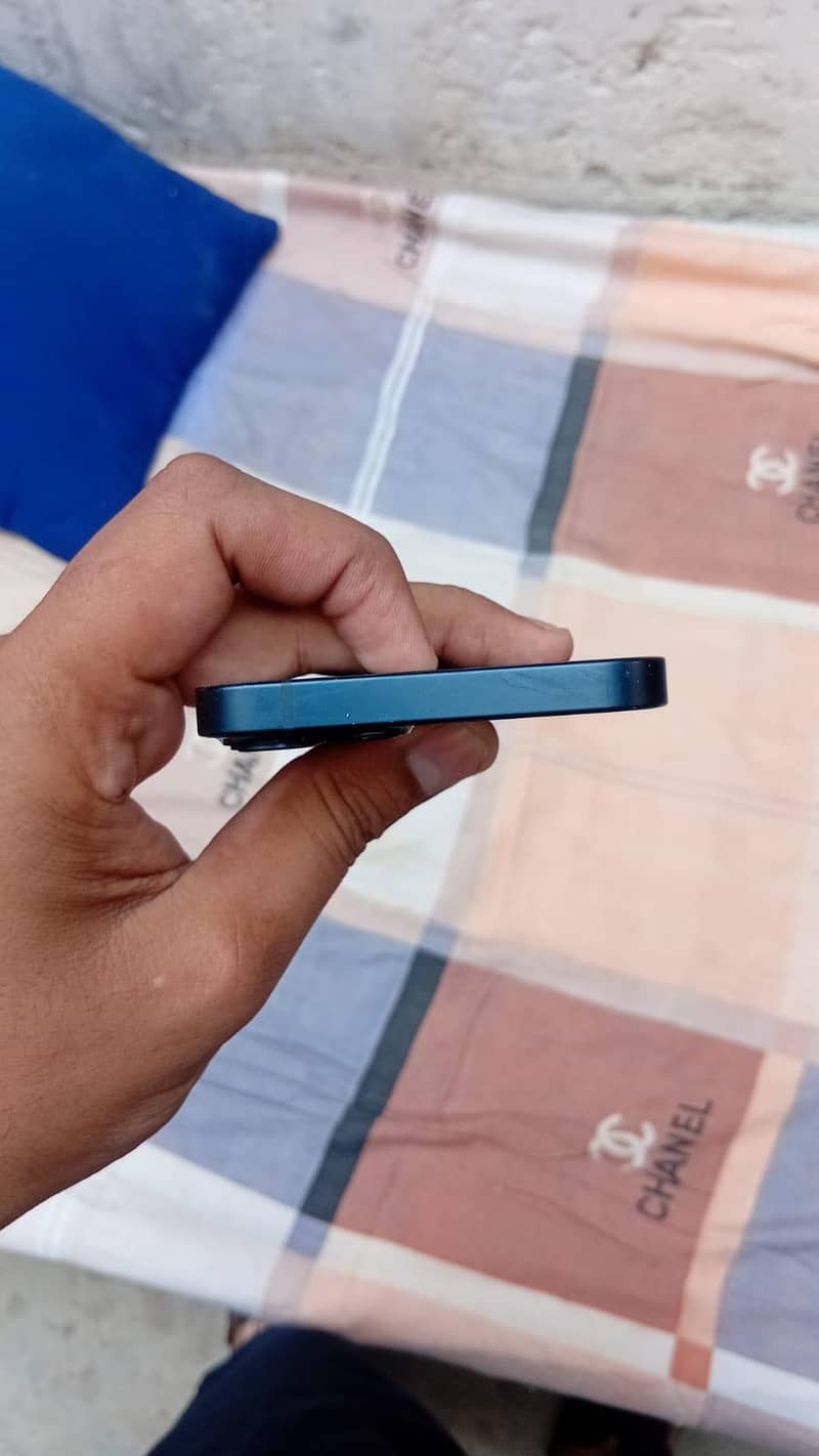 Apple iPhone 13 5