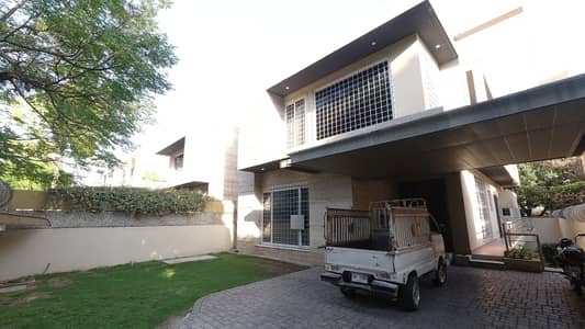 F-7/2 555 Square Yard House For Rent With Swimming Pools