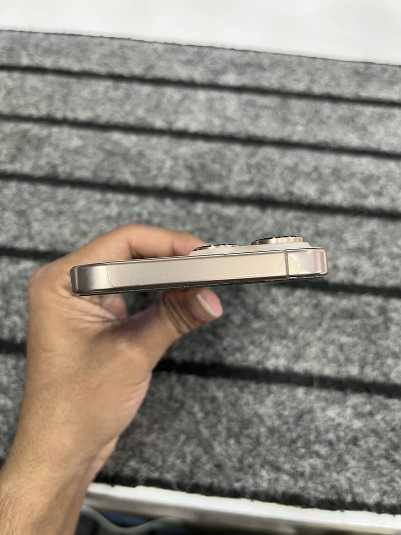 Apple iPhone 16 Pro Max 1