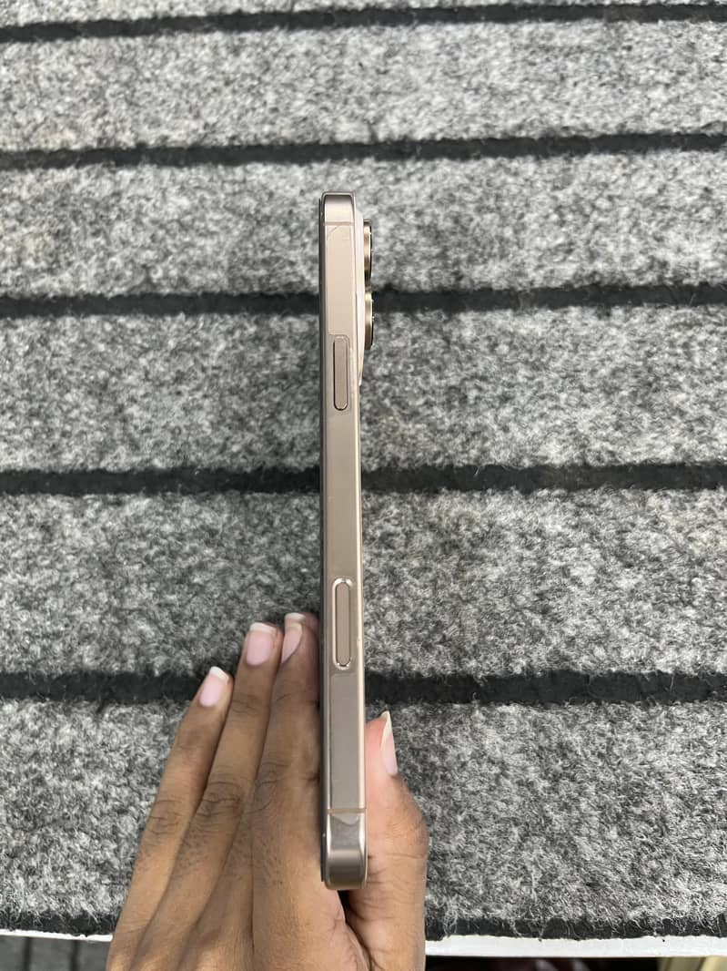 Apple iPhone 16 Pro Max 3