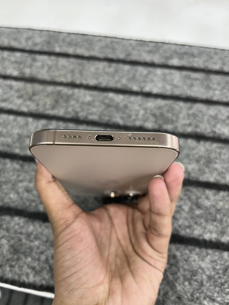 Apple iPhone 16 Pro Max 4