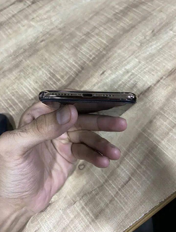 Apple iPhone XS Max 3