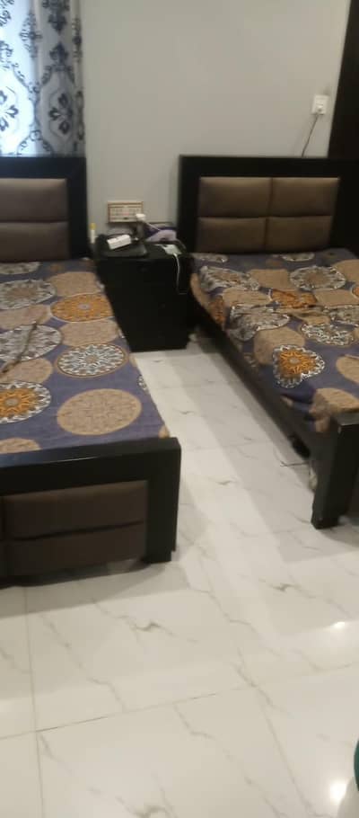 2 badroom and one tabel and foms