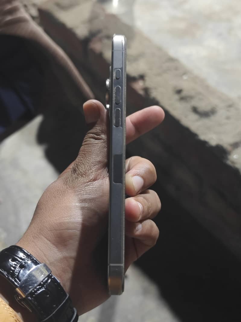 Apple iPhone 15 Pro Max 2