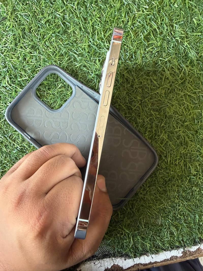 Apple iPhone 13 1