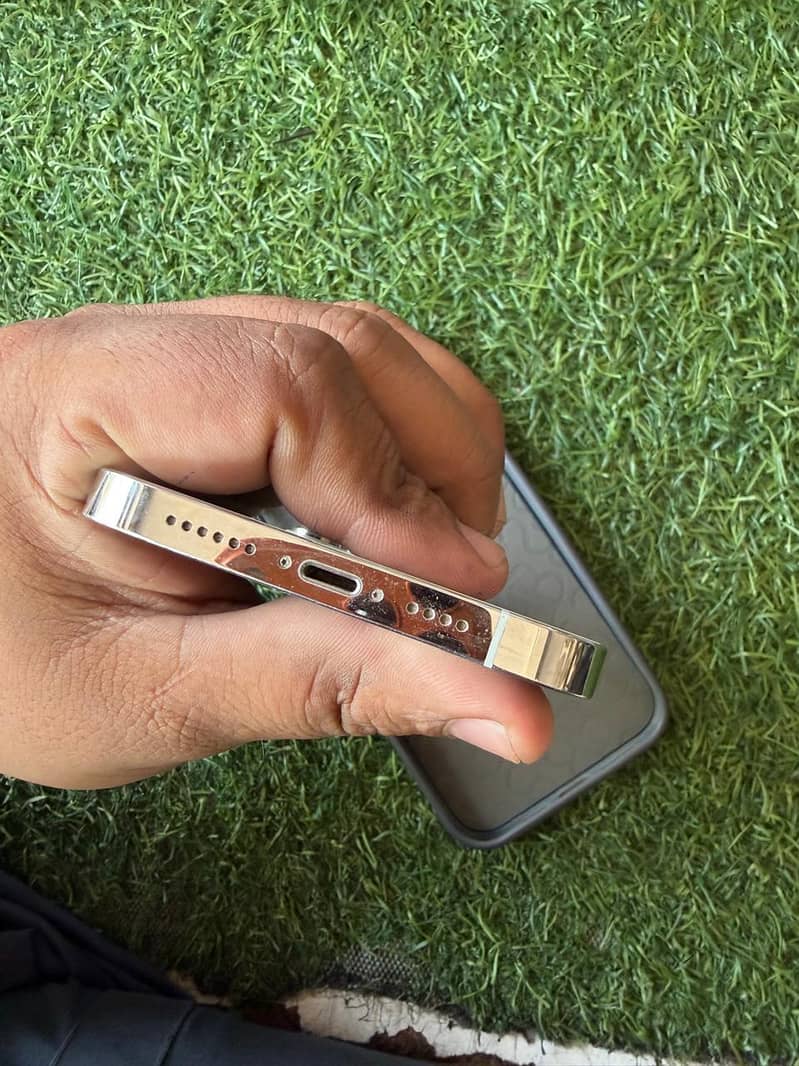 Apple iPhone 13 5