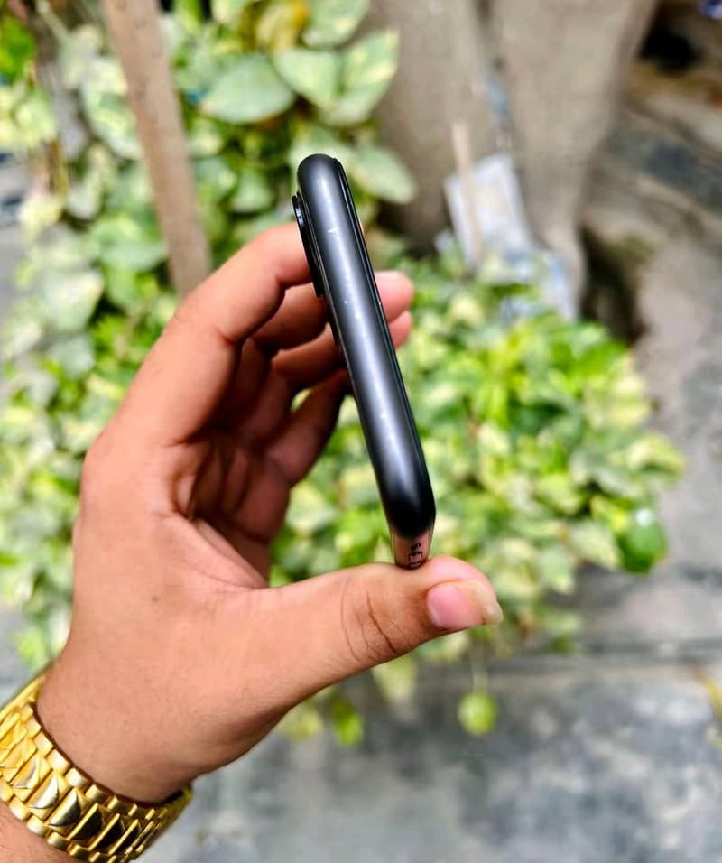 Apple iPhone 11 3