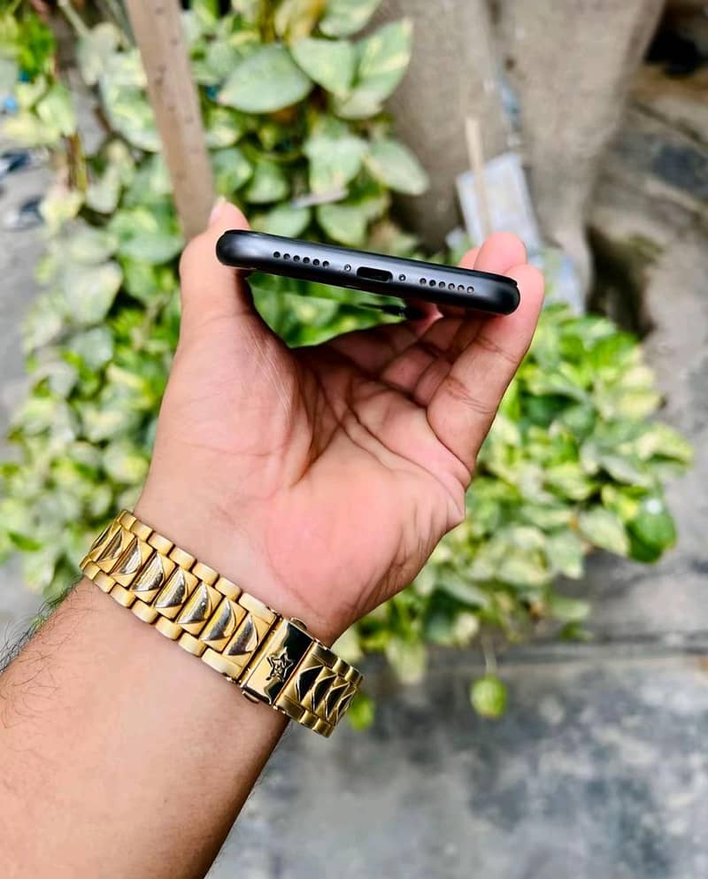 Apple iPhone 11 4