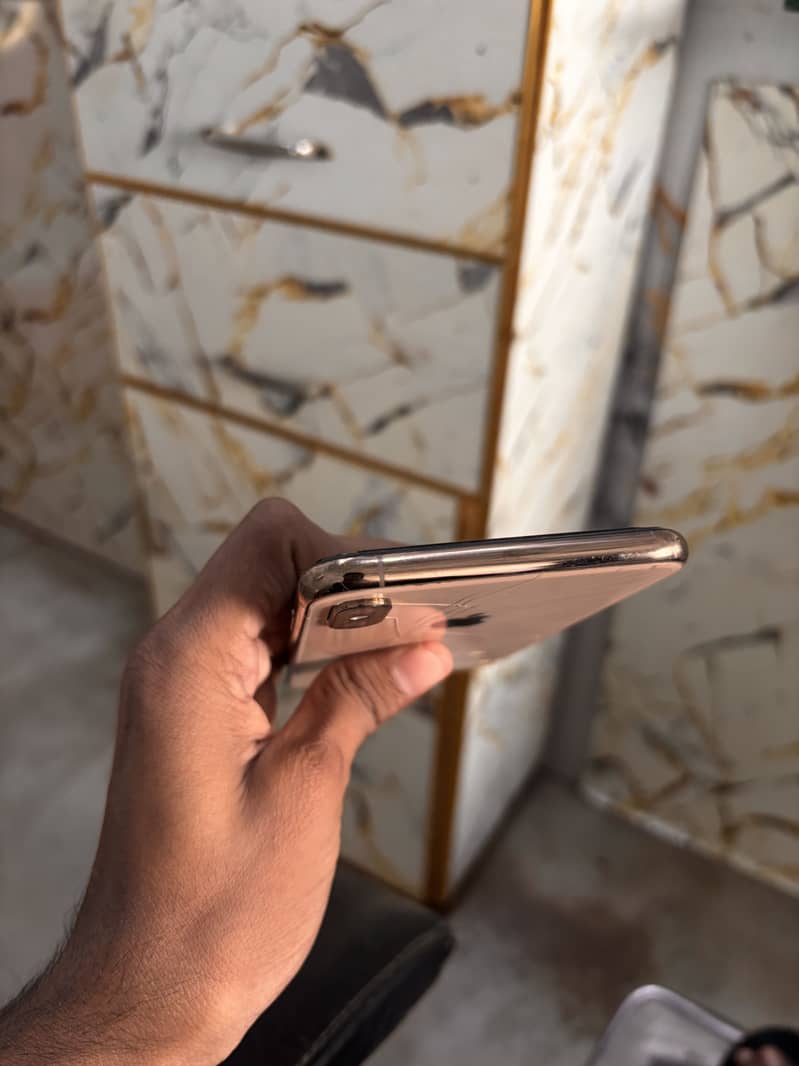 Apple iPhone XS Max 4