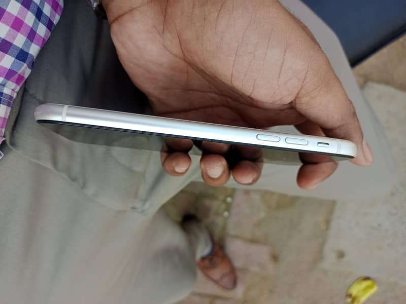 Apple iPhone 11 4