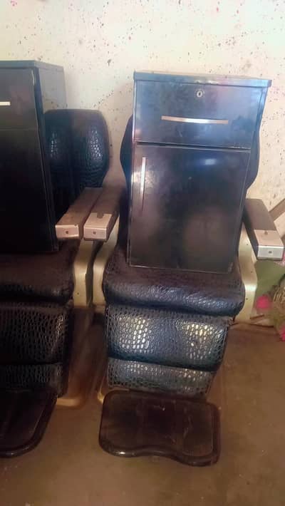 2  hair saloon chairs and 2 draz for sale