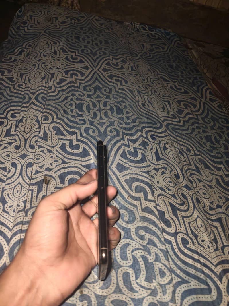 Apple iPhone XS Max 3