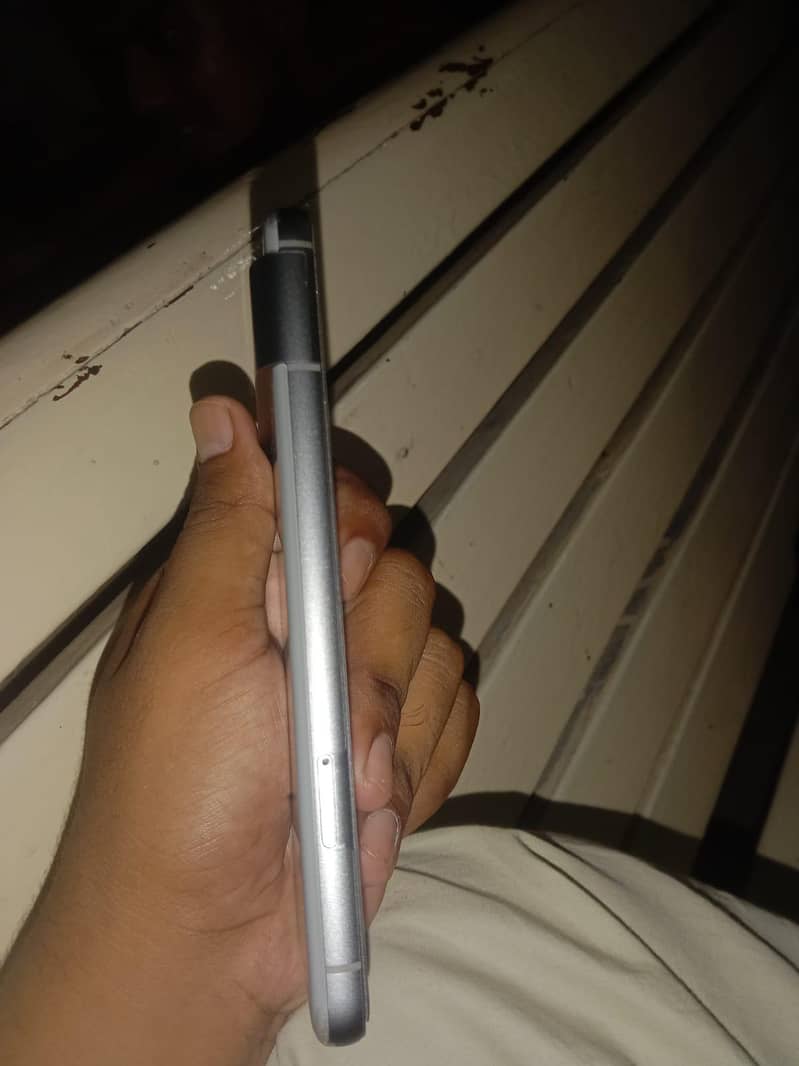 Google Pixel 8 4