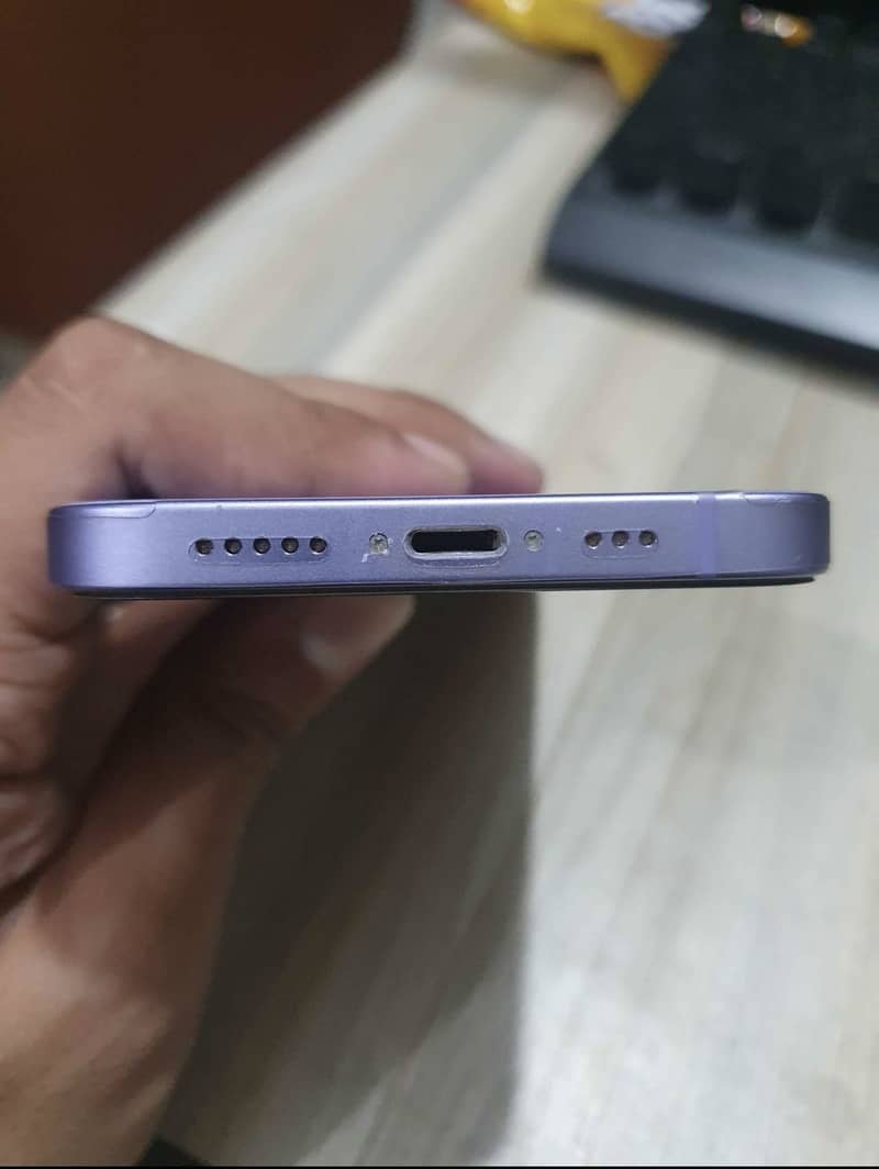 Apple iPhone 12 4