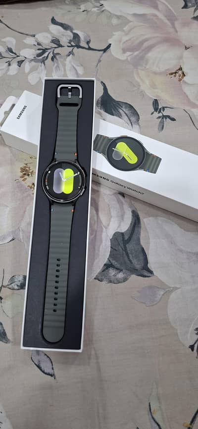 Samsung Galaxy Watch 7 LTE 44mm – Olive Green – (15 Days Used Only)