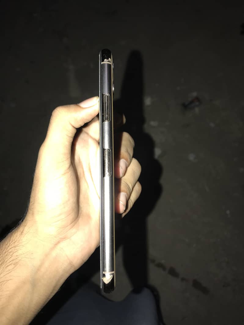 Apple iPhone 11 Pro Max 2