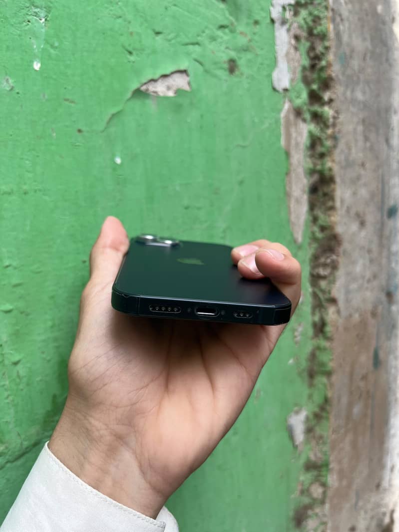 Apple iPhone 13 4