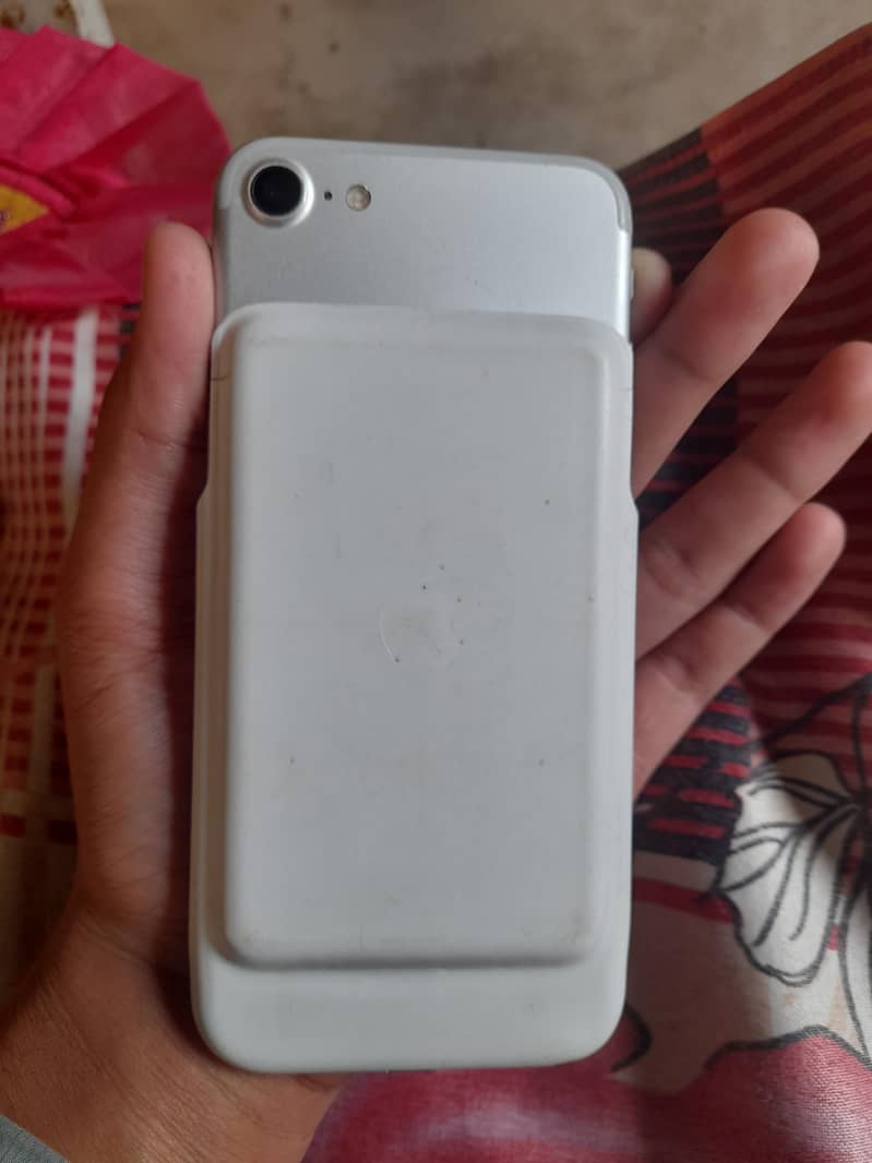 Apple iPhone 7 0