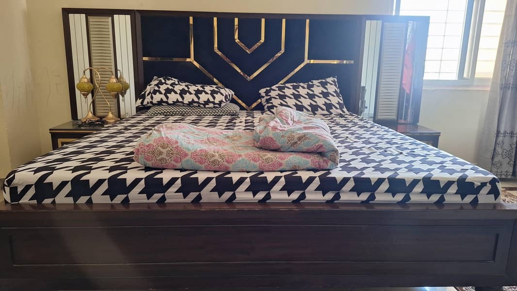 king size bed and dressing table 0