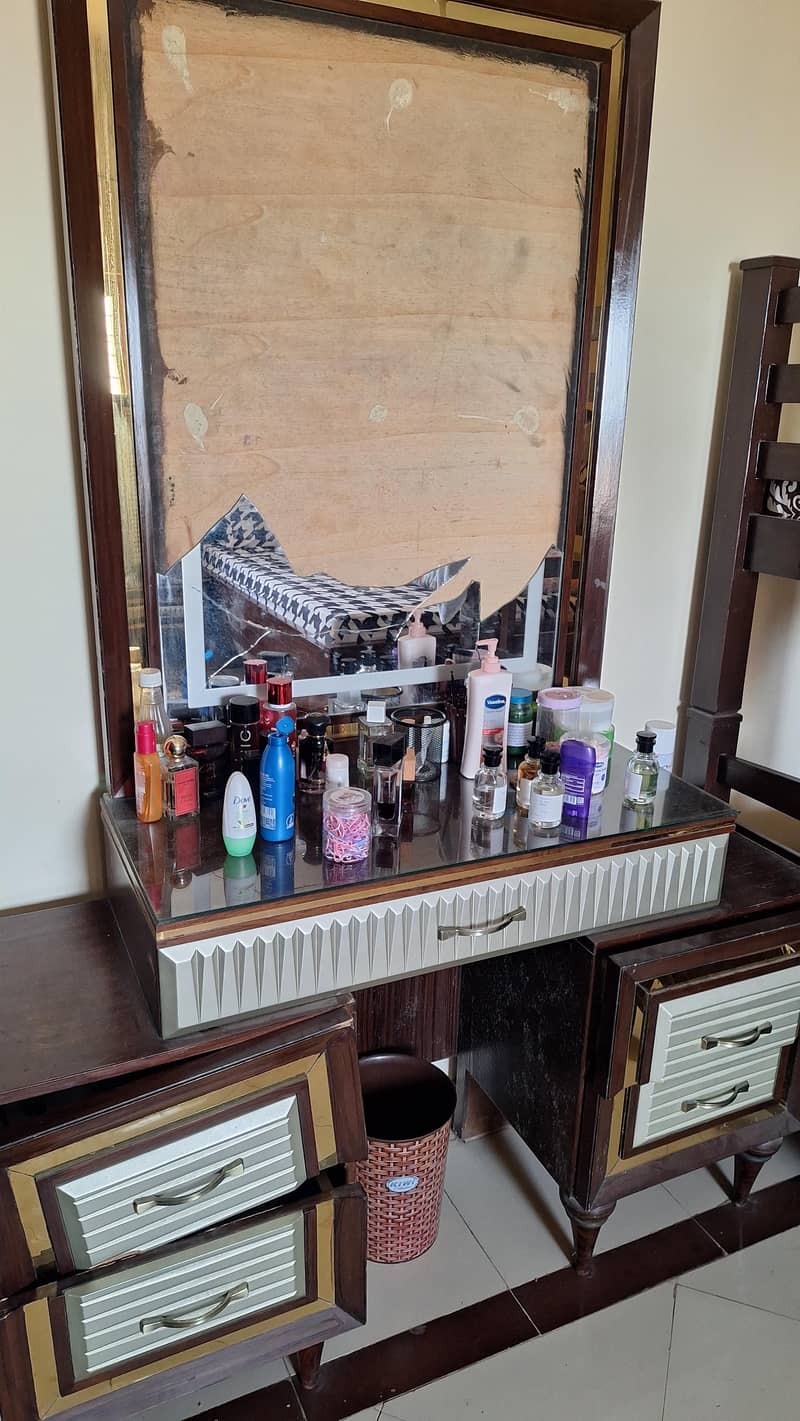 king size bed and dressing table 2