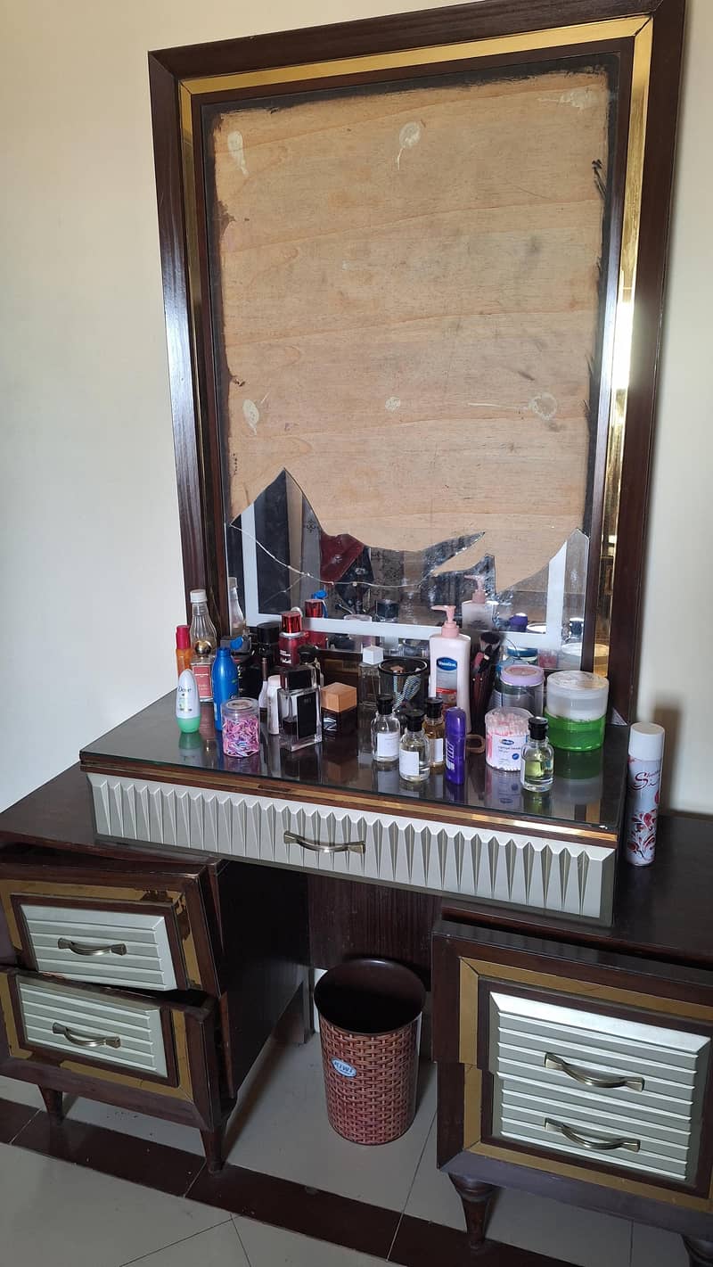 king size bed and dressing table 3