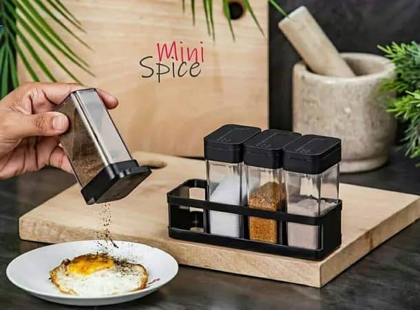 T  Salt and pepper shaker 4 section spice tool