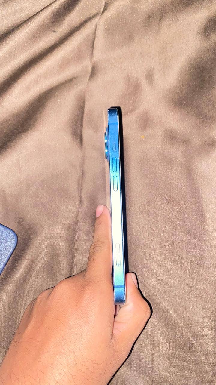 Apple iPhone 13 4