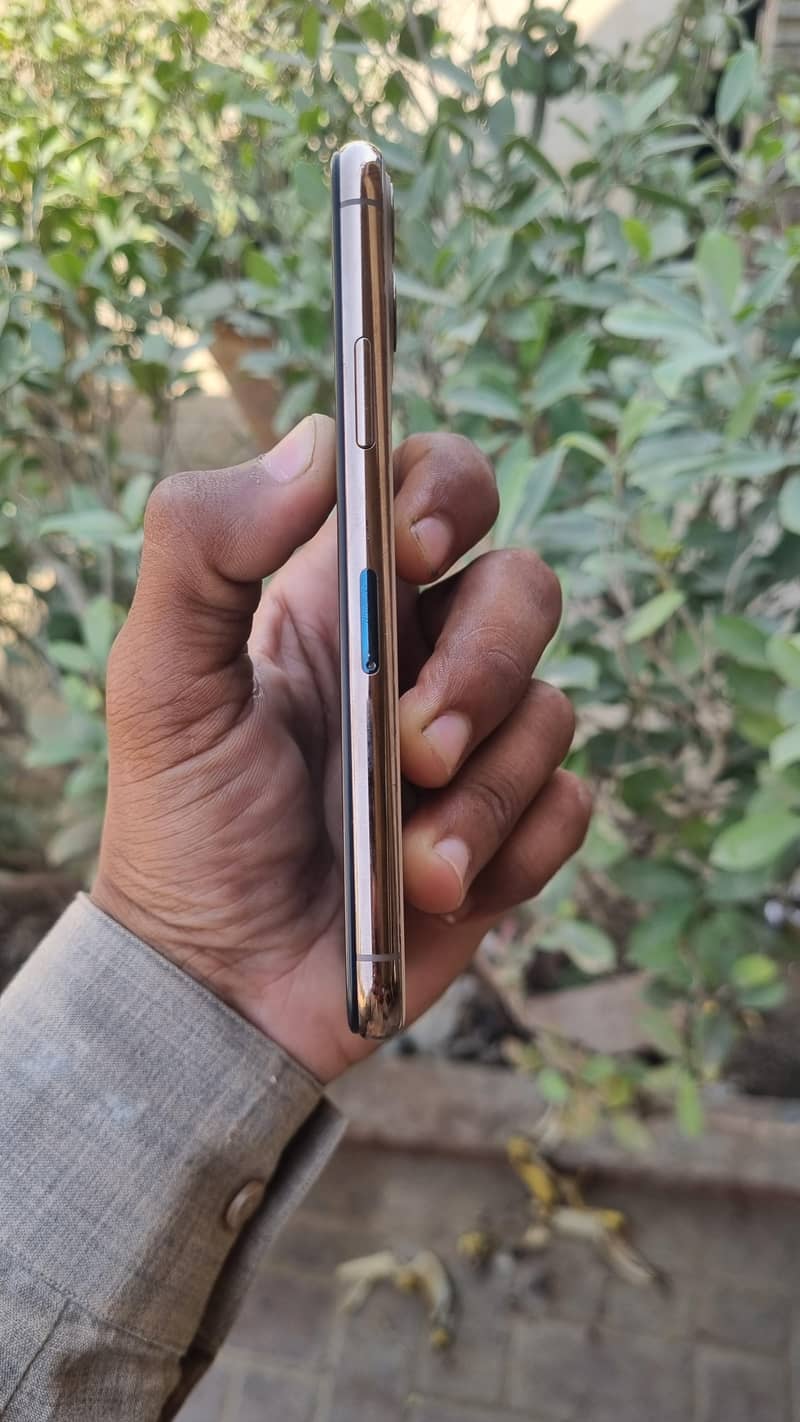 Apple iPhone 11 Pro 4