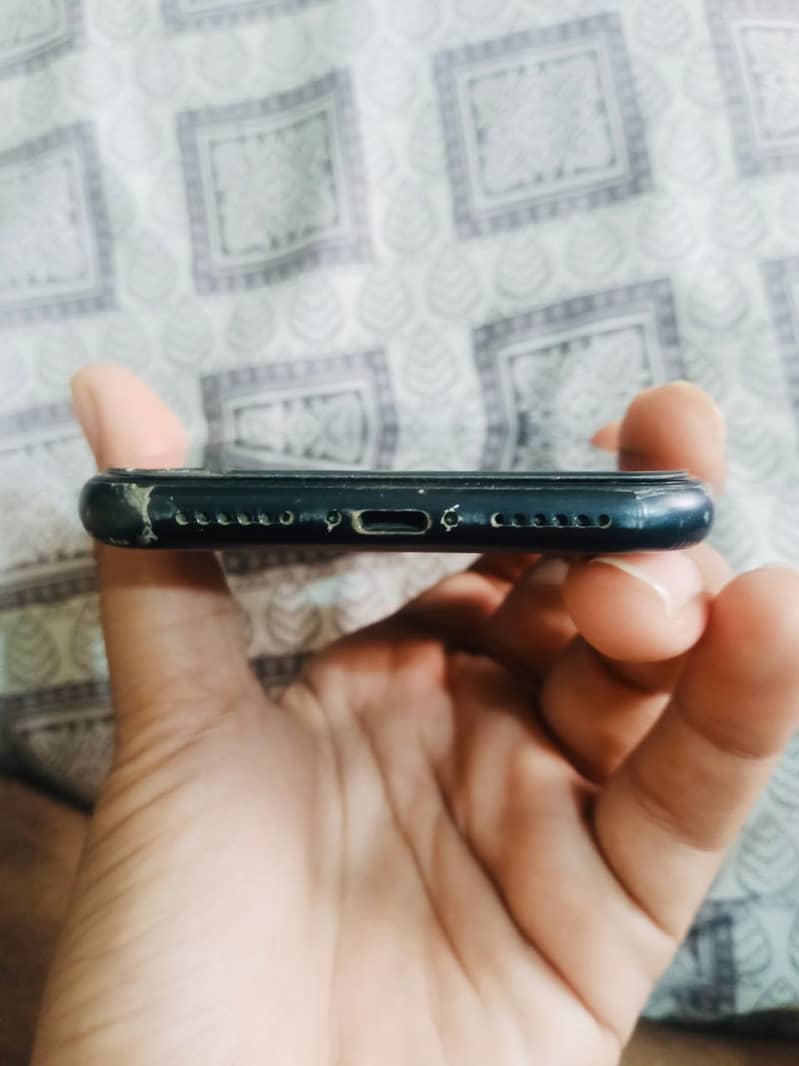 Apple iPhone 11 4