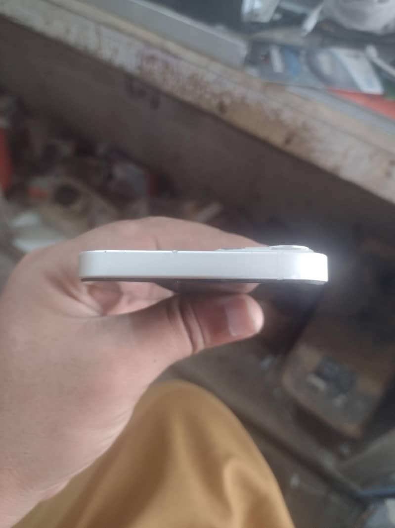 Apple iPhone 13 4