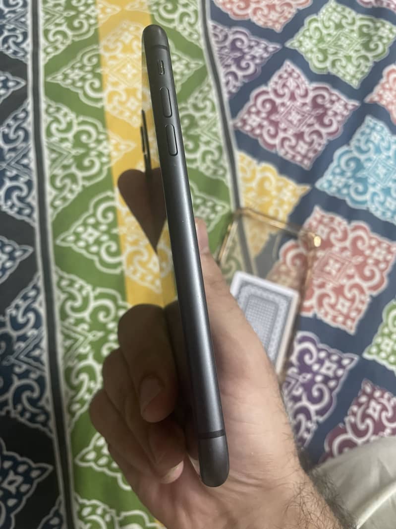 Apple iPhone 11 4