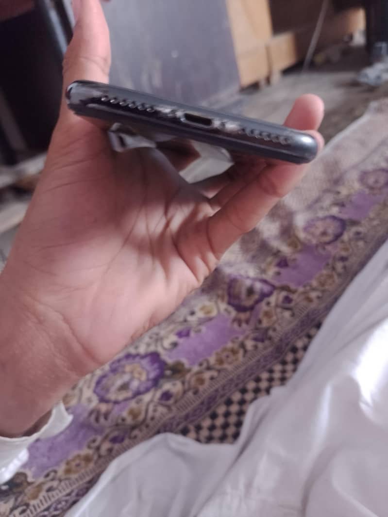 Apple iPhone X 4