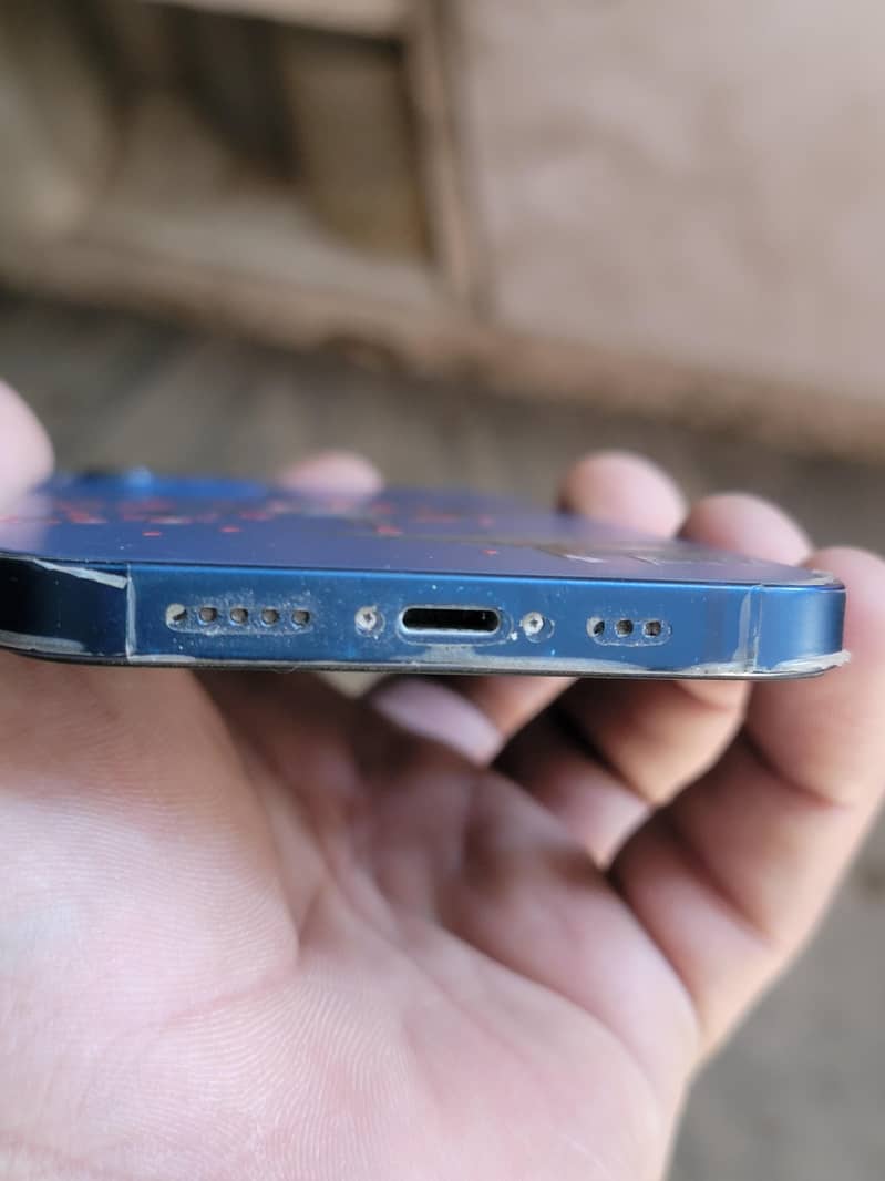 Apple iPhone 12 4
