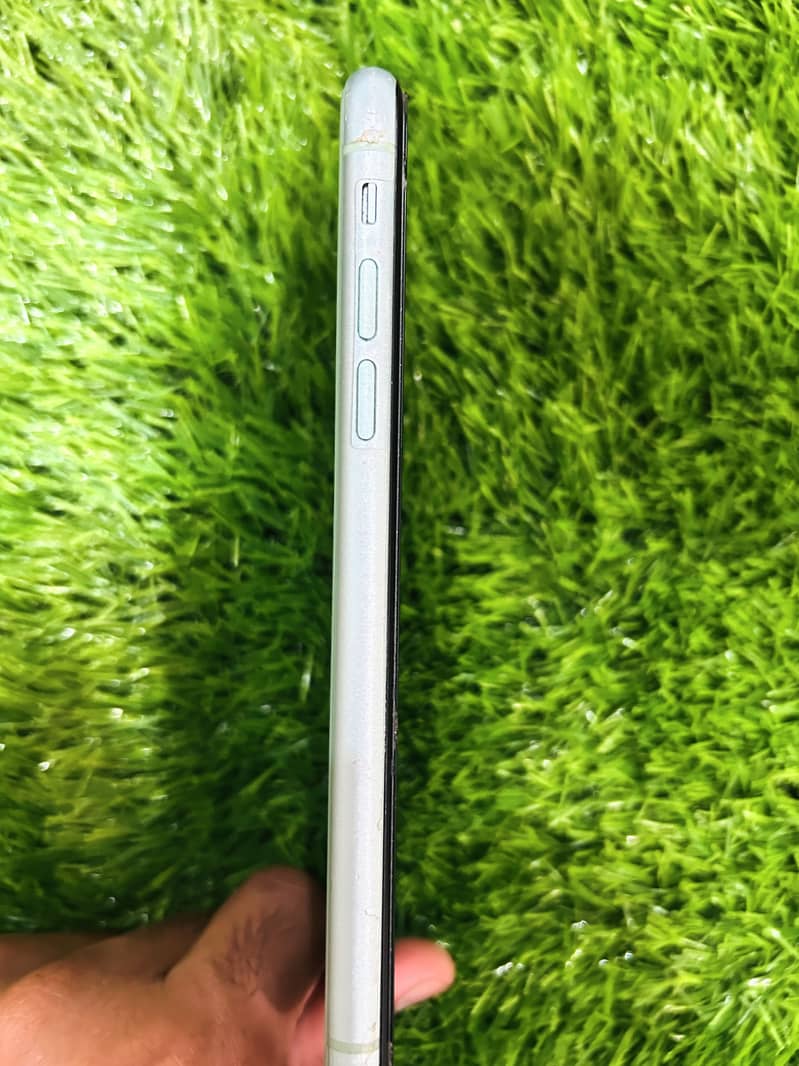 Apple iPhone 11 4