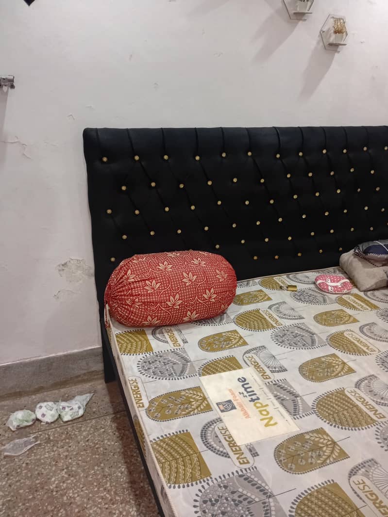 king size Bed 0